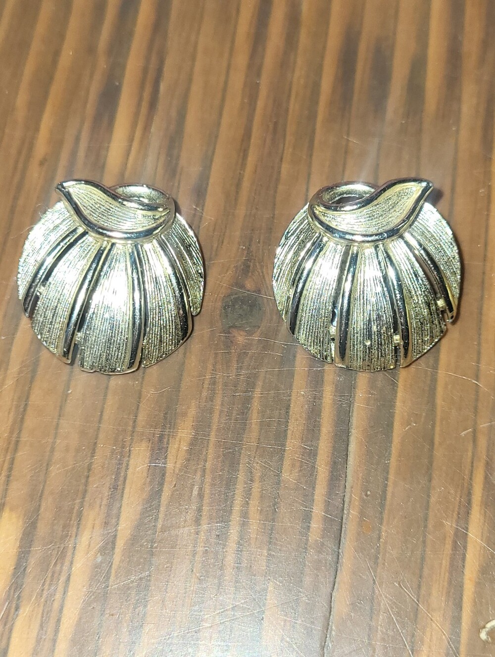 Vintage Lisner Clip On Earrings Signed Gold Tone Fluted Shell Leaf Retro & 60s